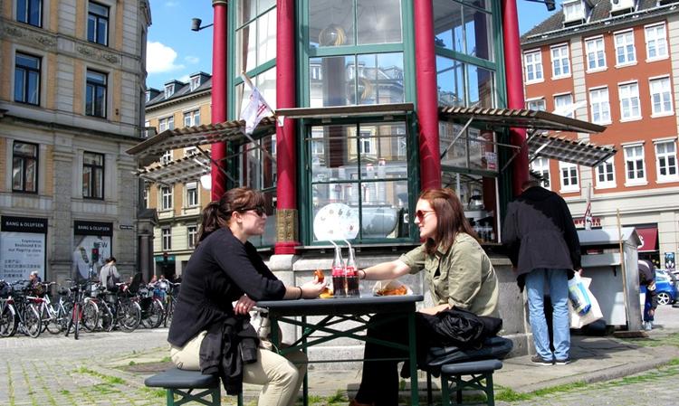 Sprødt. I en antik kiosk kan man nu få fish'n chips midt på Kongens Nytorv. 