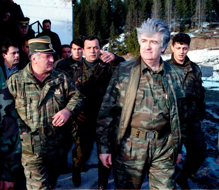 Duo. Ratko Mladic (tv.) sammen med Radovan Karadzic, der allerede er anholdt og sigtet for krigsforbrydelser ved FN's Internationale domstol. 