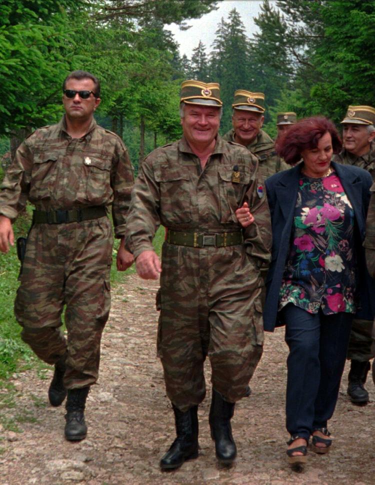 Her er Ratko Mladic fotograferet tilbage i 1996 sammen med sin kone, Bosiljka. 