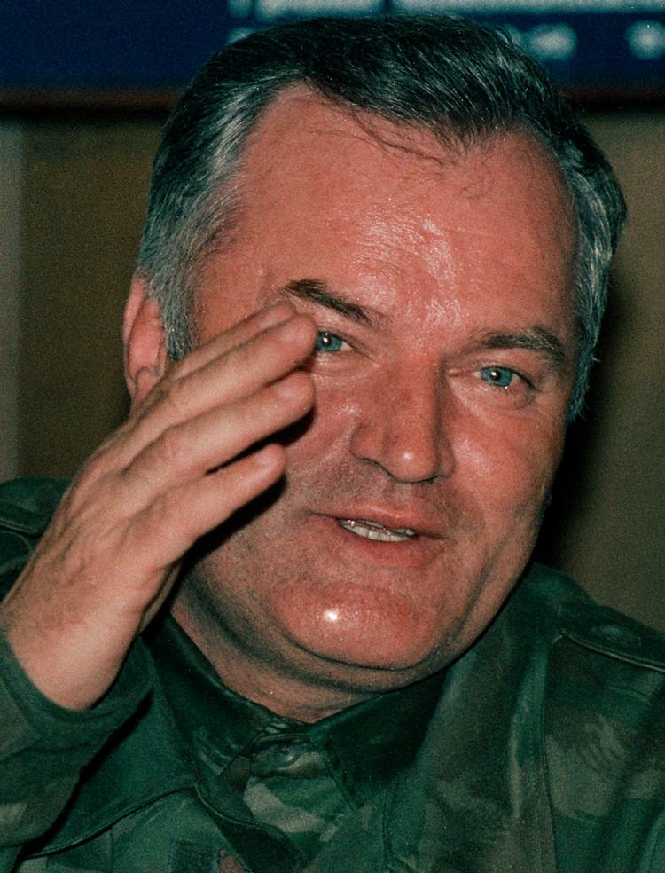 Ratko Mladic er født i marts 1942. Den anholdte har angiveligt en del fysiske ligheder med Mladic. 
