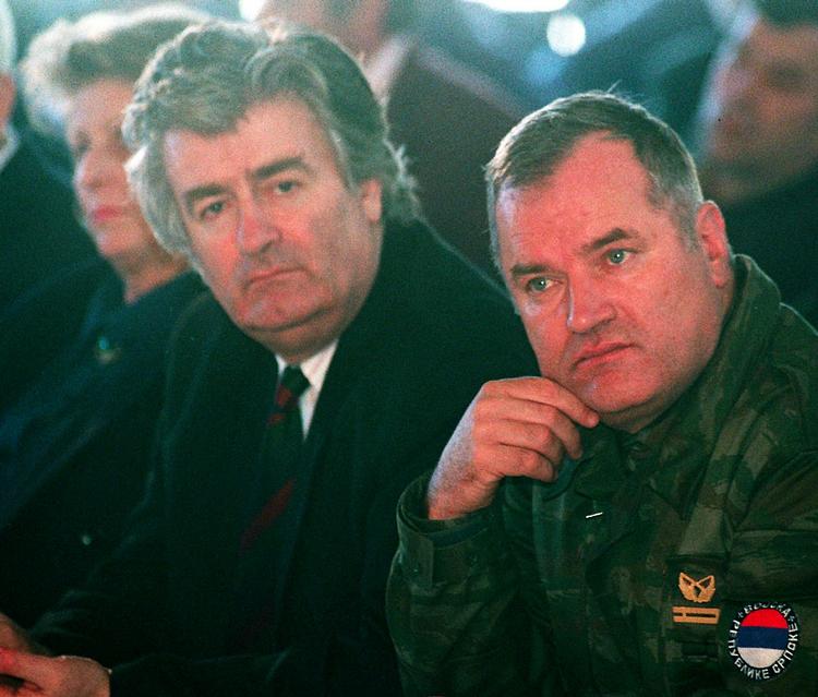 De bosniske serberes leder Radovan Karadzic (tv) og general Ratko Mladic har begge gemt sig i Serbien inden deres anholdelse. 