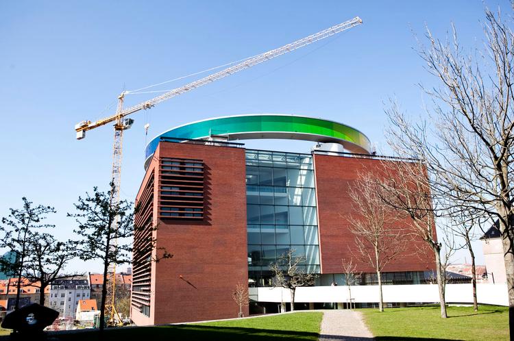 Kunst. Aros holder ekstraordinært åbent mandag, så medlemmer af museets klub kan se den nye regnbue på taget på klos hold før alle andre. 