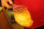 Madbrød. I en pasty er de rå ingredienser - grøntsager og kød - skåret i præcise stykker, der sikrer, at hvert element bliver mørt under bagningen. Dejknuden i enden bruger man som håndtag under spisning. 
