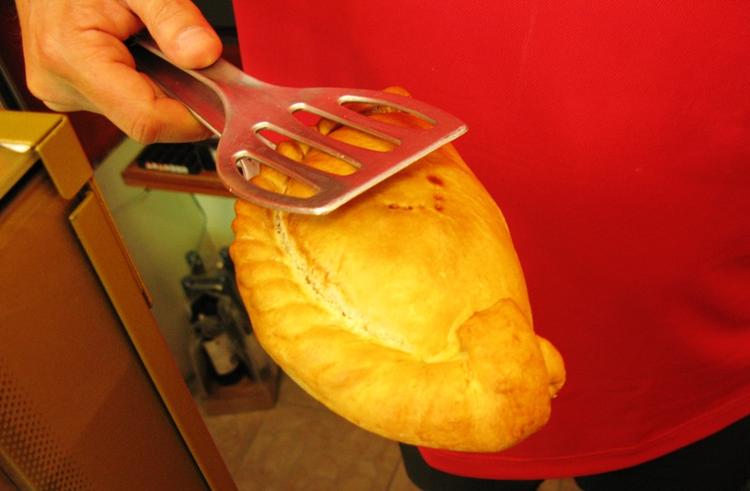 Madbrød. I en pasty er de rå ingredienser - grøntsager og kød - skåret i præcise stykker, der sikrer, at hvert element bliver mørt under bagningen. Dejknuden i enden bruger man som håndtag under spisning. 
