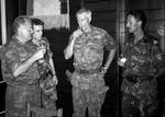 Ratko Mladic nyder en drink med den hollandske Ton Karremans i landsbyen Potocari, i juli 1995. Netop de hollandske soldater er blevet kritiseret for ikke at gribe ind, da Mladics styrker trak flere hundrede muslimer ud af deres huse og skød dem. 