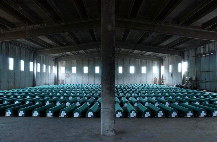 FOLKEMORD. 335 kister med lig fra serbernes massemord i Srebrenica ligger klar til begravelse, efter at retsmedicinere har identificeret ofrene. 