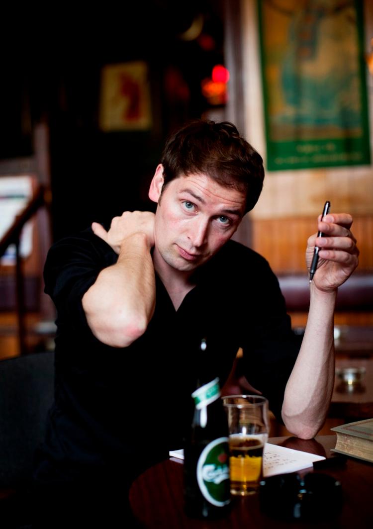 Ung. Siden debuten med 'To ryk og en aflevering' i 1988 har Jesper Wung-Sung skrevet mange fine stykker kort prosa, der henvender sig til unge, men ofte lige så godt kan læses af voksne. 