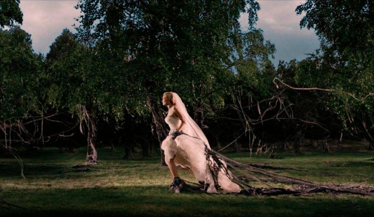 Fløde. »En damefilm! Jeg føler trang til at afstøde filmen som et organ, der er blevet fejltransplanteret«, skriver Lars von Trier om traileren til 'Melancholia'. 