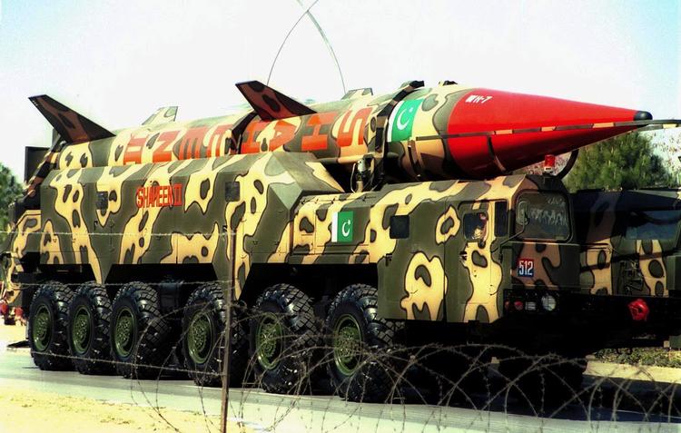 Sprængfarligt. Mens man har valgt helt at se gennem fingre med den pakistanske oprustning, skruer man bissen på over for Iran. 