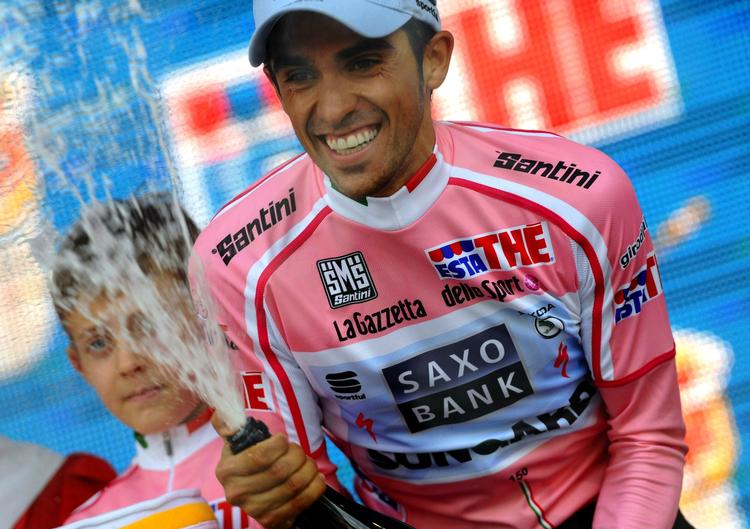 Fåmælt. »Jeg koncentrerer mig fuldt ud om at forsvare den rosa førertrøje«, konstaterede Alberto Contador efter dagens etape i Giro d'Italia. 