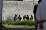 Lukket. Pakistanske tropper holder stadig vagt foran bin Ladens hus. 
