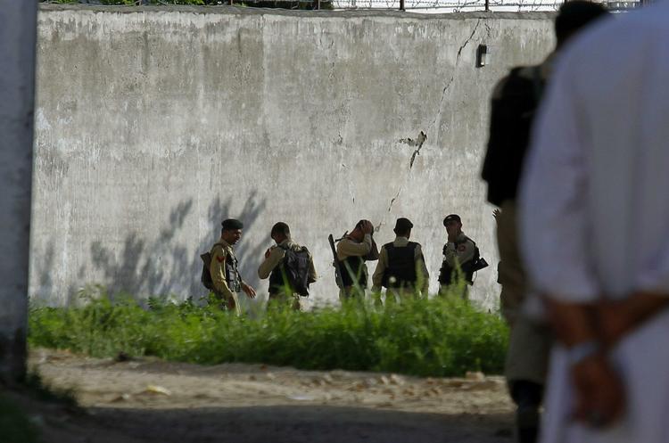Lukket. Pakistanske tropper holder stadig vagt foran bin Ladens hus. 
