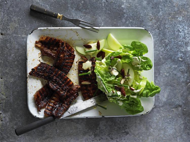 Sødt og stærkt. Stegeflæsket får nyt liv med sød chilisauce, og en mormorflødedressing over en salat med æbler givet et godt syrligt modspil. 