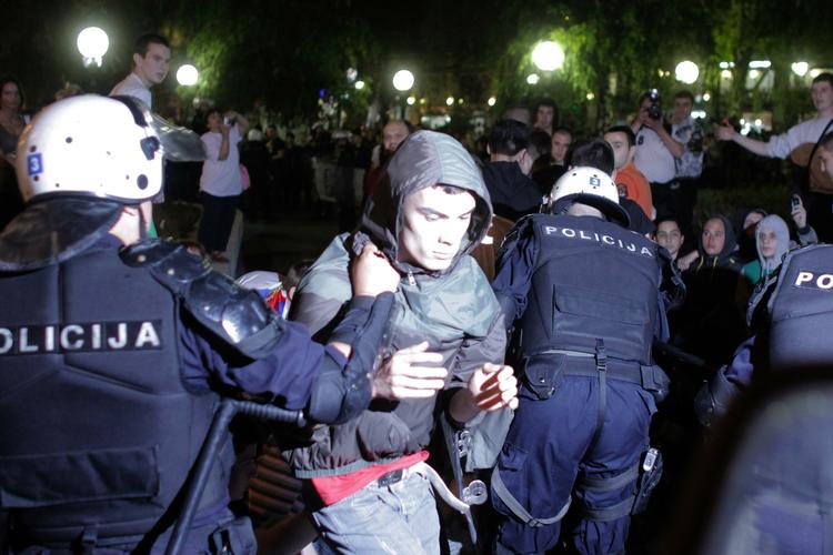 Optøjer. Mladic-støtter stødte i går kortvarigt sammen med politiet i det centrale Beograd. 