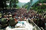 MENNESKEHAV. Hollandske FN-soldater foran bosniske flygtninge ved Srebrenica i juli 1995. 