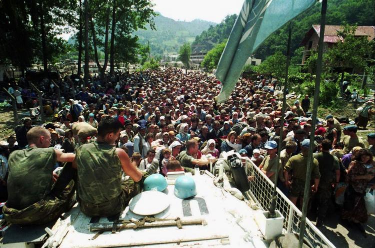 MENNESKEHAV. Hollandske FN-soldater foran bosniske flygtninge ved Srebrenica i juli 1995. 