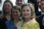 Gennemrejse. Hillary Clinton var torsdag til OECD-topmøde i Paris, inden turen gik til pakistan. 