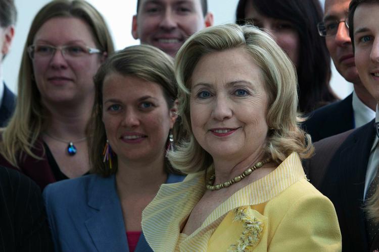 Gennemrejse. Hillary Clinton var torsdag til OECD-topmøde i Paris, inden turen gik til pakistan. 