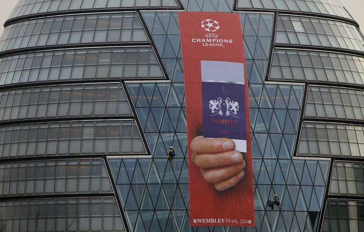 sortbørs. Dette banner giver næppe adgang til noget, men hvis man  vil ind på Wembley, er der billetter at købe på den sorte børs. 
