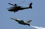 Angrebsvåben. En Apache-helikopter fotograferet ved et flyshow i Singapore sidste år. Briterne sætter fire af dem ind i Libyen, hvor blandt andet Danmark bidrager med flere den slags F16-kampfly, som også ses på billedet. 