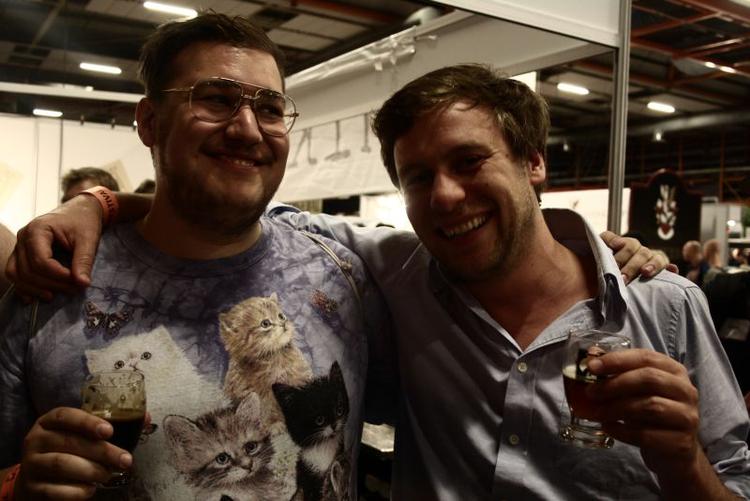 Glæde. Et svensk bryggeri kaldet Dugges, lokker med farverige etiketter og navne som 2½ Idjit ('idiot', red.) og Perfekt Idjit'. Det er sødt, mørkt som lakrids og stærkt. Næsten alle, der bevæger sig rundt i hallen, kører på promiller - selv de svenske udskænkere bag disken, der mere end én gang vælter flasker på bordet.IBYEN smager også øl fra Vejle, der inden det skænkes presses direkte gennem frisk humle. Uhumlet øl. Øl på 41%. Fra Bryggeri Skovlyst, Crocked Moon, Hornbeer og Herslev. Fra Amager til Thisted. 