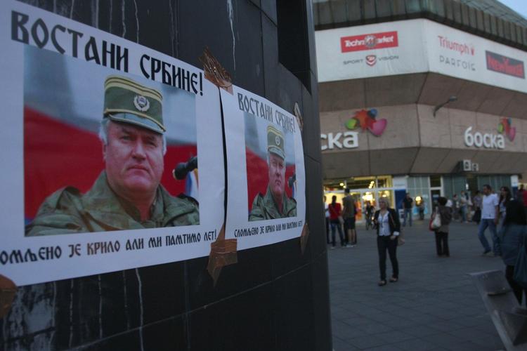 Helt. Flere steder i Beograd hænger i dag plakater af Ratko Mladic med påskriften 'Rejs dig serber!'. 