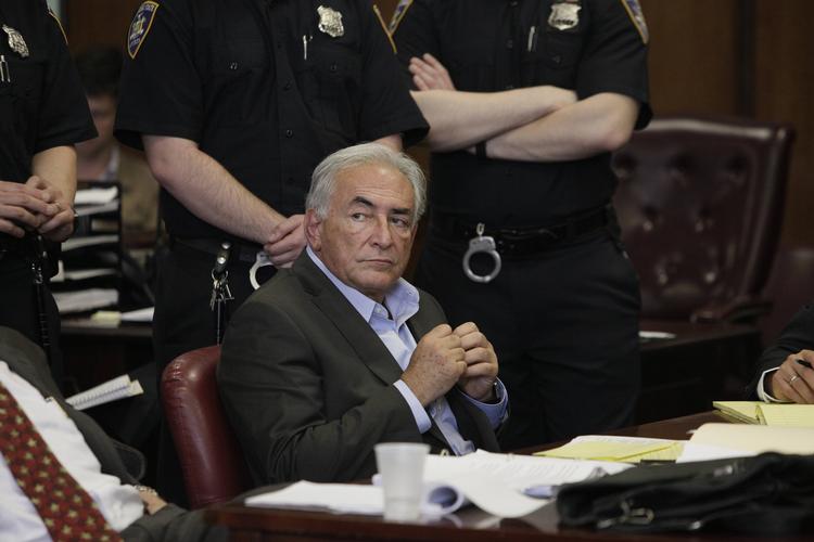 Husarrest. Dominique Strauss-Kahn risikerer en lang fængselsstraf, hvis han bliver dømt for voldtægtsforsøg og ulovlig indespærring af en 32-årige stuepige i USA. 
