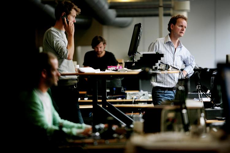 På støtten.  A-Pressen ejer 51 procent af netmediet Avisen.dk. Men nu truer dele af fagbevægelsen med at lukke for støtten til redaktionen, der ledes af Rasmus Emborg (th.) Arkivfoto: Martin Lehmann 