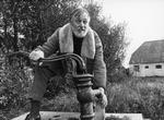nedlagt. Jorn-Læsø-legat, som i første omgang bragte stor glæde i kunstnerkredse, lød på 50.000 kroner og et ophold i Asger Jorn-huset på Læsø. På billedet ses Asger Jorn foran sit hus på Læsø i 1968. 