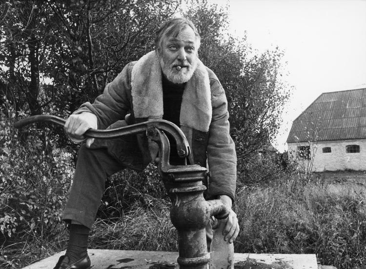 nedlagt. Jorn-Læsø-legat, som i første omgang bragte stor glæde i kunstnerkredse, lød på 50.000 kroner og et ophold i Asger Jorn-huset på Læsø. På billedet ses Asger Jorn foran sit hus på Læsø i 1968. 