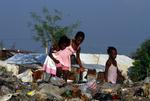 Affaldsjagt. Haitis hovedstad, Port-au-Prince, i går. Eksperter frygter udbruddet af vandbårne sygdomme, nu hvor regntiden begynder. 