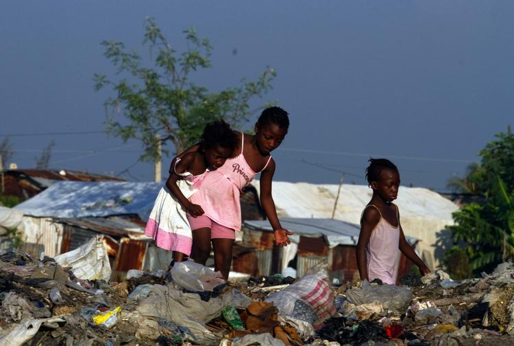 Affaldsjagt. Haitis hovedstad, Port-au-Prince, i går. Eksperter frygter udbruddet af vandbårne sygdomme, nu hvor regntiden begynder. 