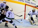 finaleklar. Jannik Hansen (36) forsøger at forsvare Vancouver Canucks målmand Roberto Luongo i slutspillets playoff-serie. 