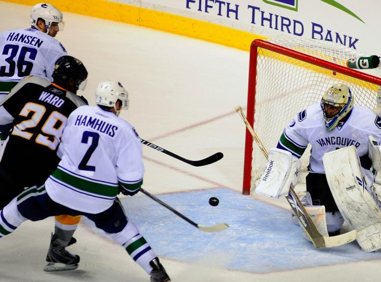 finaleklar. Jannik Hansen (36) forsøger at forsvare Vancouver Canucks målmand Roberto Luongo i slutspillets playoff-serie. 