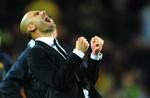 romantik. Barcelona træner Pep Guardiola giver glæden frit løb efter sejren mod Real Madrid i semifinalen i Champions League. 