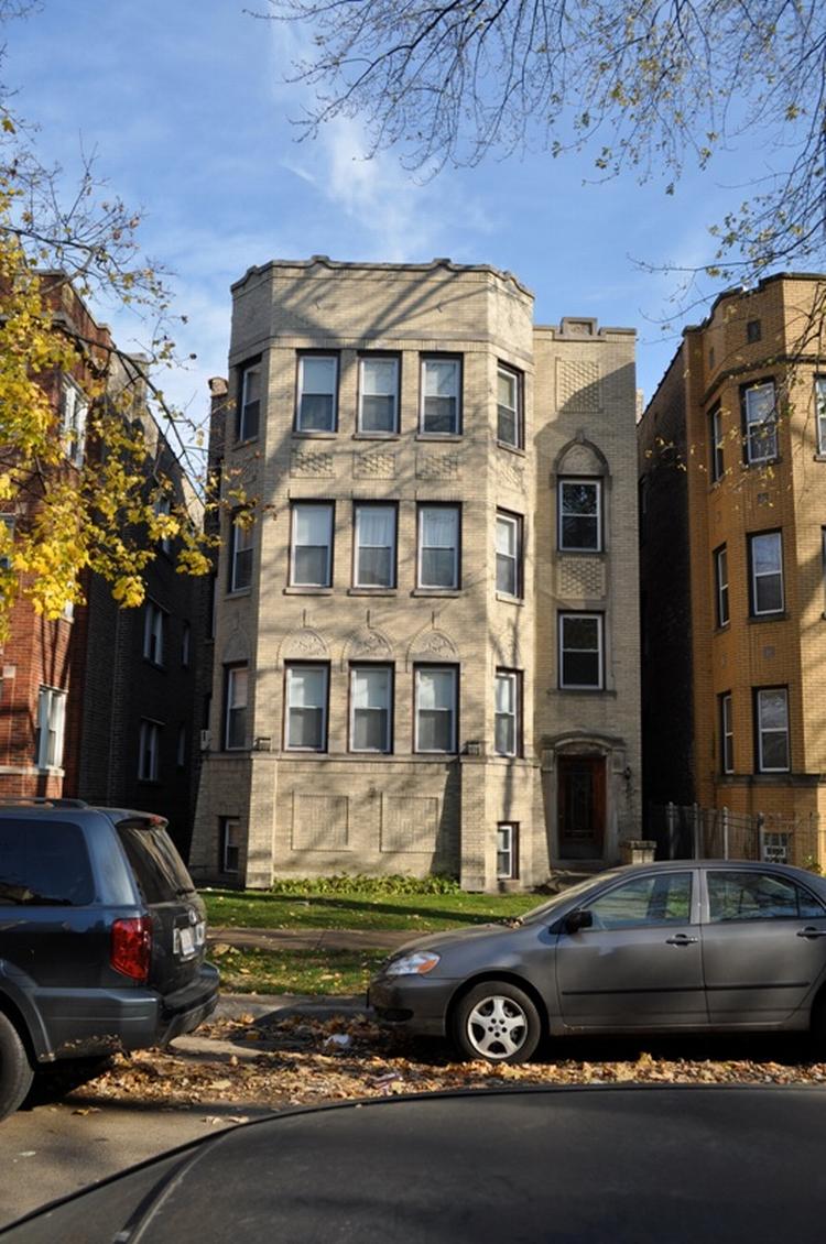 Hjemme. I denne bygning på første sal i Chicago bor David Headleys kone sammen med parrets tre børn. Det var også her, Headley opholdt sig, når han ikke rejste rundt for at planlægge terrorangreb mod Danmark og Indien. 