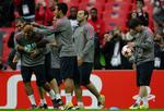 pjank. Lionel Messi (th) har øjnene på bolden, mens de andre Barcelona-spillere tager livtag under træningen på Wembley forud for Champions League-finalen. 