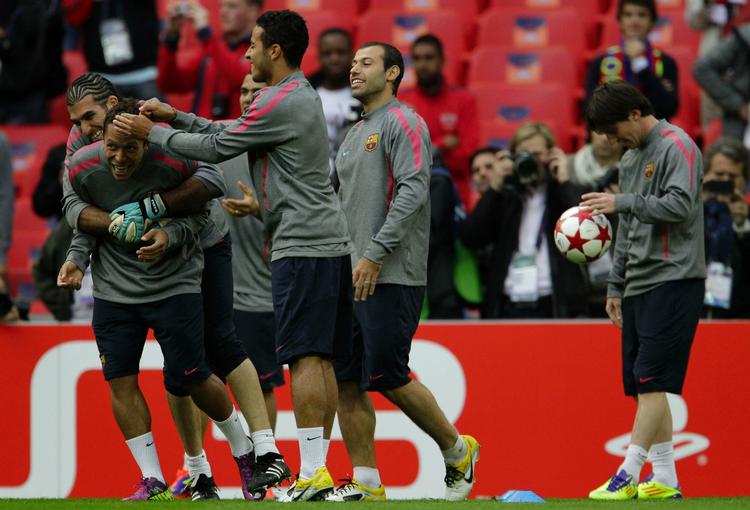 pjank. Lionel Messi (th) har øjnene på bolden, mens de andre Barcelona-spillere tager livtag under træningen på Wembley forud for Champions League-finalen. 
