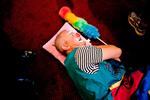På gulvet. Til gallashowet torsdags blev gæsterne mødt af klovnerier allerede i foyeren på Svendborg Teater. Klovnefestivalen fortsætter til og med i morgen. 