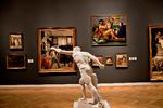 KNOCKOUT. Farverne får forrygende kræfter mod den mørke væg, der klæder selv Ditlev Bluncks noget  ferske fremstilling af 'Manddommen'  fra 1840’erne. 