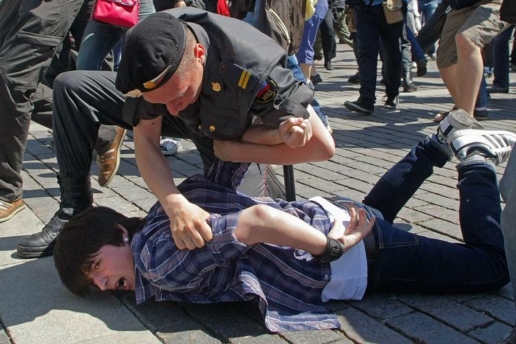 Homo-parade. En planlagt homo-parade blev brutalt slået ned af politi og moddemonstranter i Moskva i dag. 