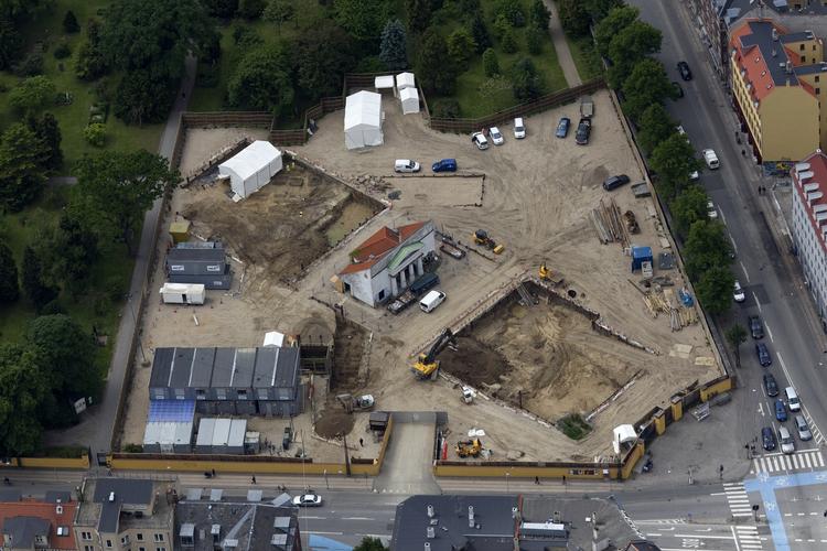 Metroudgraving. I et område på byggepladsen har man gravet 5 meter ned og fjernet 1.200 kister. 
