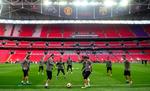 opvarmning. FC Barcelona træner på Wembleys grønsvær i London inden den store finale skal afvikles i aften mod Manchester United. 