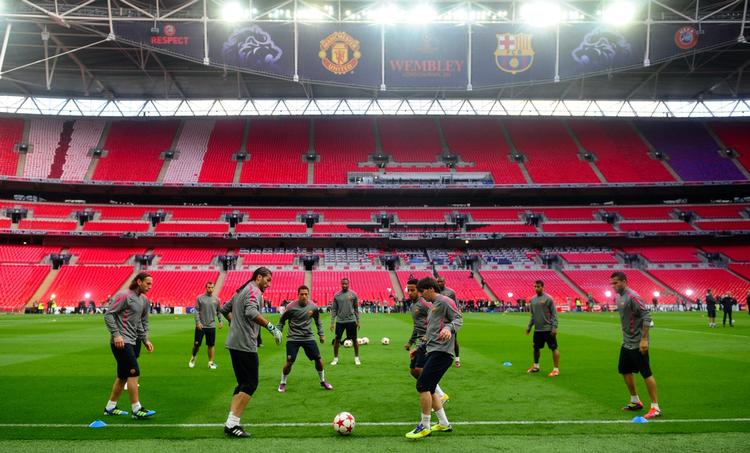 opvarmning. FC Barcelona træner på Wembleys grønsvær i London inden den store finale skal afvikles i aften mod Manchester United. 