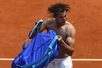 tradition? Rafael Nadal smider altid trøjen og viser muskler, mens tilskuerne jubler, når verdensetteren har hjemtaget en sejr. 