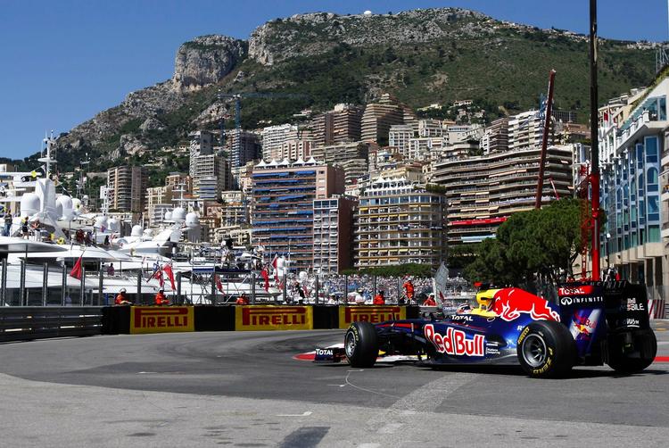 gadeløb. Den tyske verdensmester Sebastian Vettel på vej til den bedste tid i kvalifikationen i Monaco. 