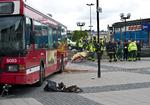 Bus-ulykke. Da en bus i dag forulykkede midt i Stockholm, rev den en barnevogn med med barn i. På billedet kan barnevognen ses efter ulykken. Barnet har det godt efter omstændighederne, på trods af fladmast barnevogn. 