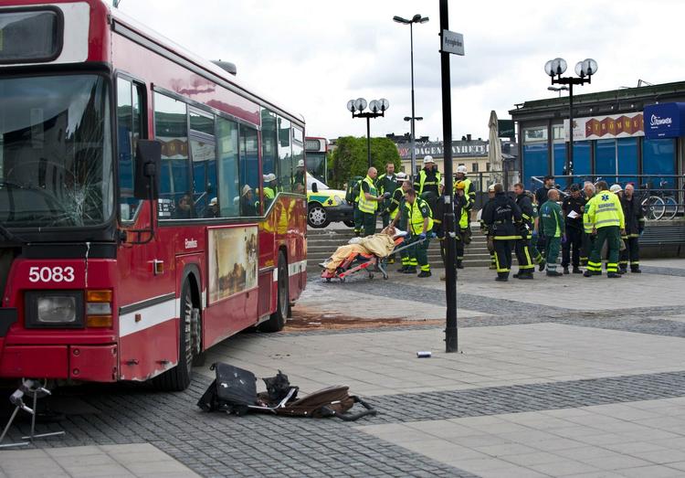 Bus-ulykke. Da en bus i dag forulykkede midt i Stockholm, rev den en barnevogn med med barn i. På billedet kan barnevognen ses efter ulykken. Barnet har det godt efter omstændighederne, på trods af fladmast barnevogn. 