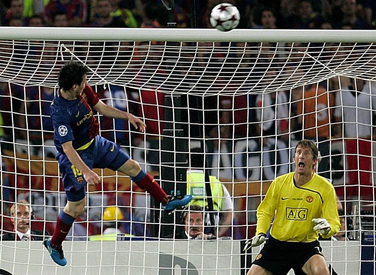 2009. Lionel Messi fra Barcelona scorer 2-0-målet i finalen mod Manchester United i 2009. 