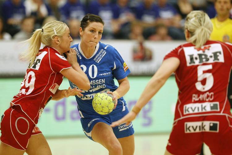 tæt. Afslutningen på DM-finalen med Lærke Møller (tv.) og Camilla Dalby (th.) blev så tæt, at der måtte ekstra straffekast til. 